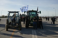 Yunanistan'da çiftçiler Atina-Selanik yolunu trafiğe kapattı