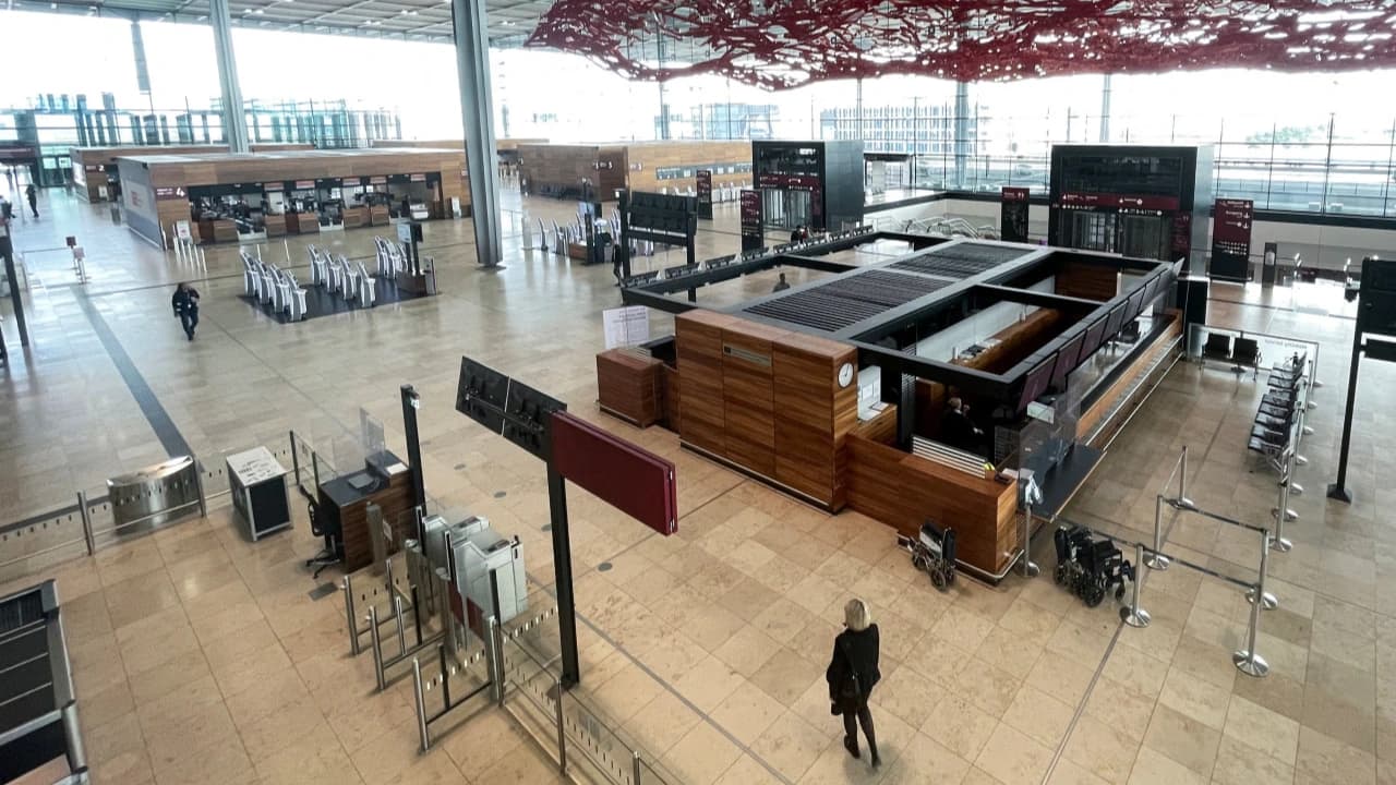 Berlin Havalimanı'nda zehirli madde alarmı: Terminal 1 tahliye edildi
