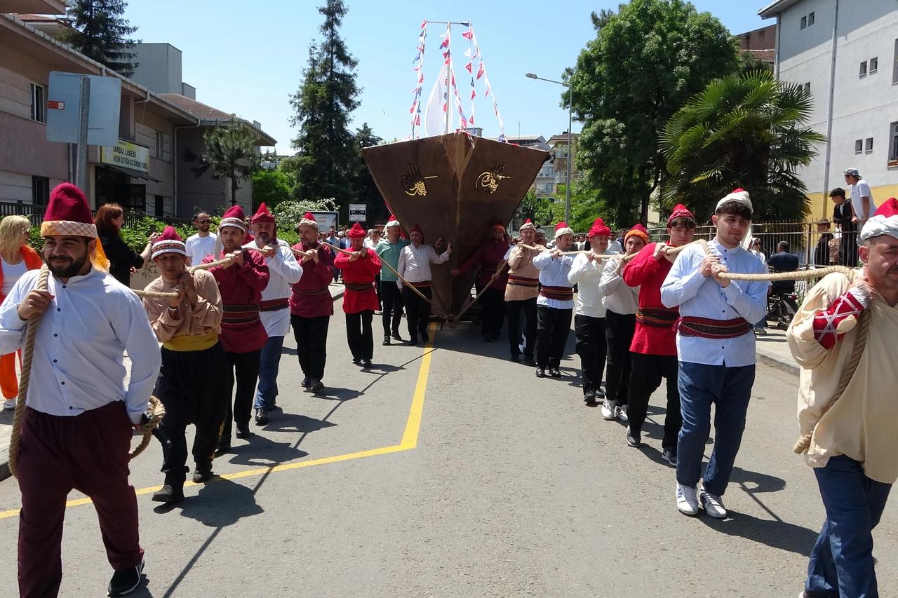 Gemileri tekrar karadan yürüttüler
