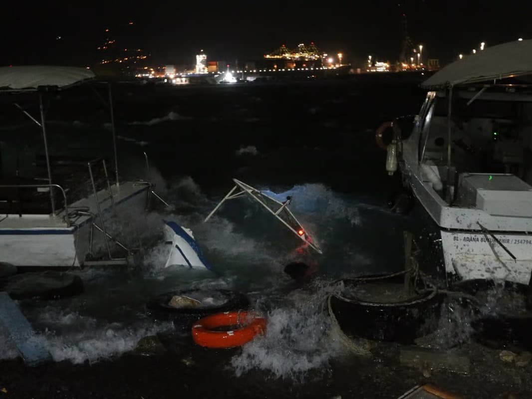 Hatay'da fırtına hayatı olumsuz etkiledi