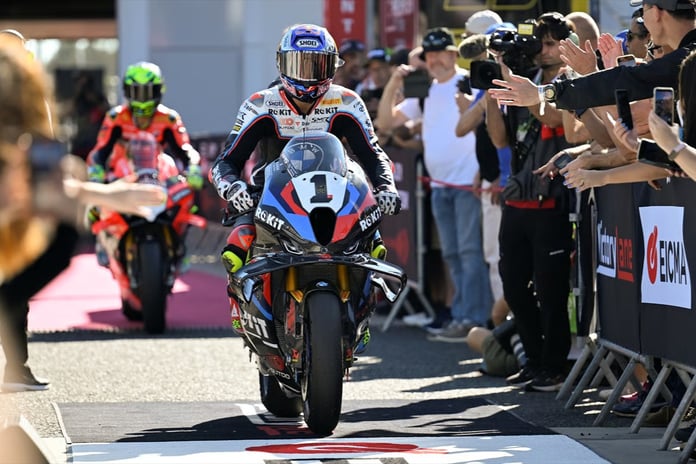 Toprak Razgatlıoğlu'nun üçüncü şampiyonluk macerası: Portekiz'de puan farkı aranıyor