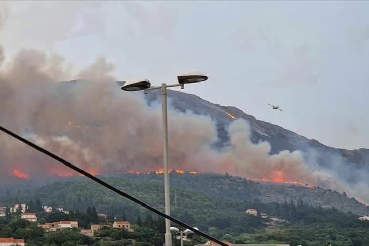 Split yakınlarında büyük orman yangını kontrol altına alınamıyor