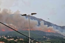 Split yakınlarında büyük orman yangını kontrol altına alınamıyor