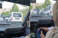 Kaza sonrası araçlarından inerek diğer araca saldırdılar