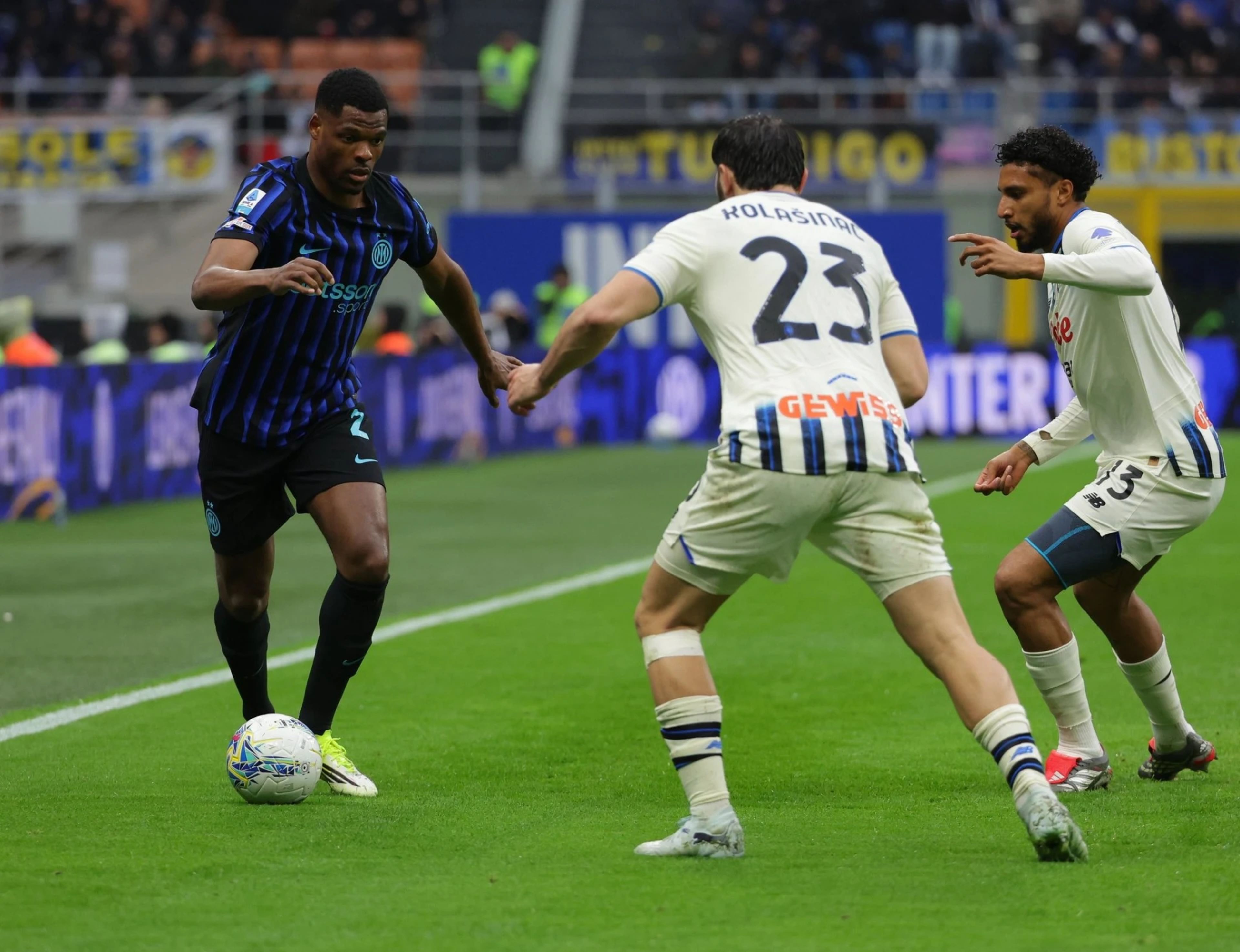 Serie A'nın zirvesinde puan kayıpları