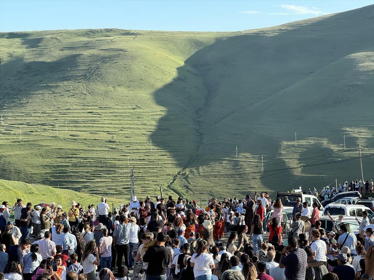 Atatürk’e benzeyen silüet davul zurnayla karşılandı