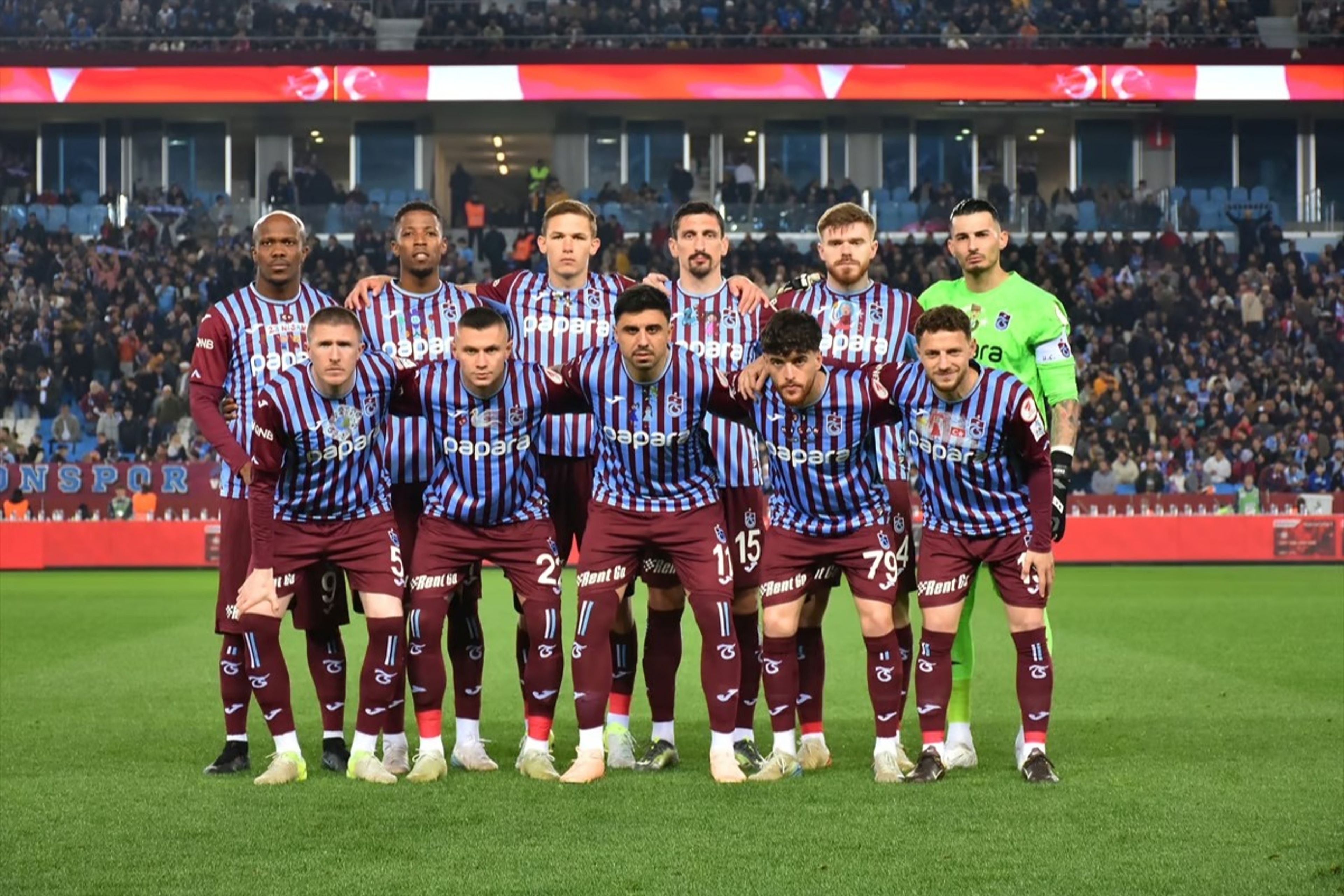 Trabzonspor, Göztepe'yi mağlup ederek Galatasaray'ın rakibi oldu
