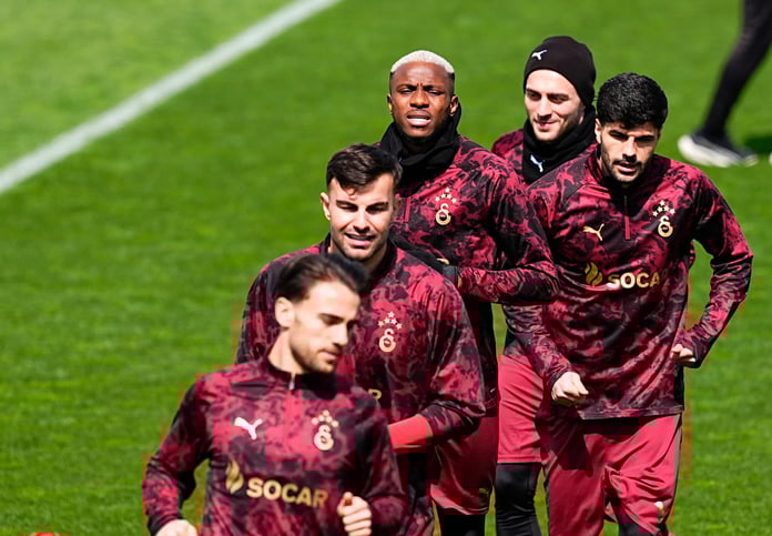 Osimhen maskeyle dönüyor, Eren sınırda