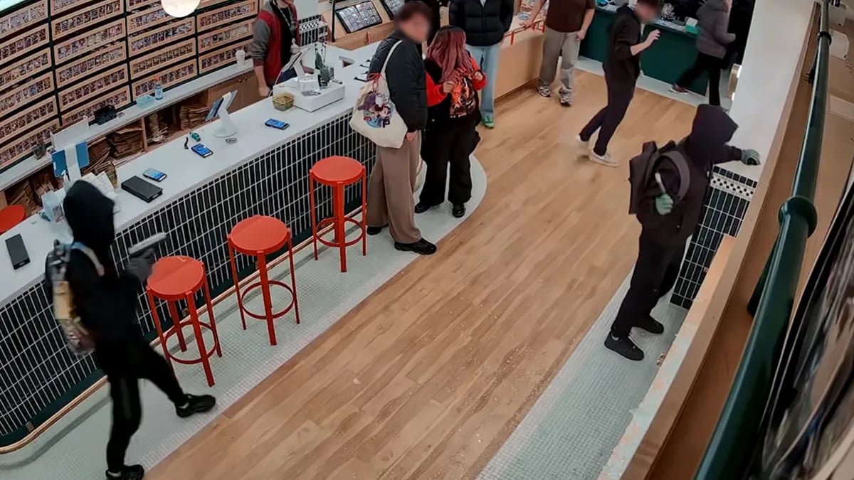 3 saldırgan mağazaya daldı - ABC7 News