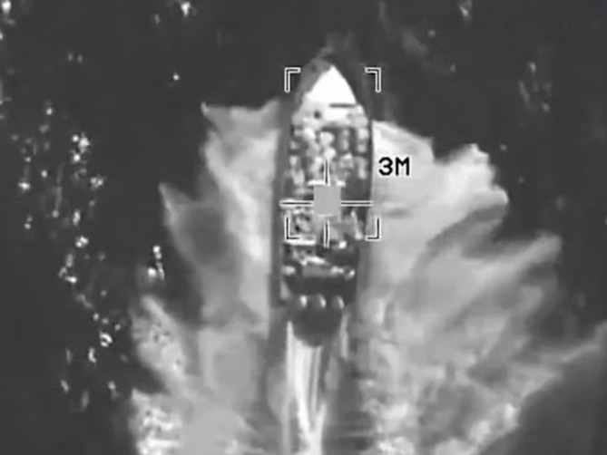 ABD ordusu uluslararası sularda 5 tekneyi hedef aldı: 8 ölü