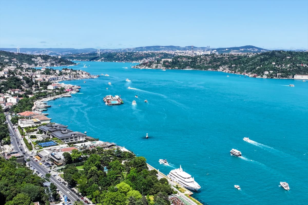 İstanbul Boğazı'nın turkuaz rengi büyüledi