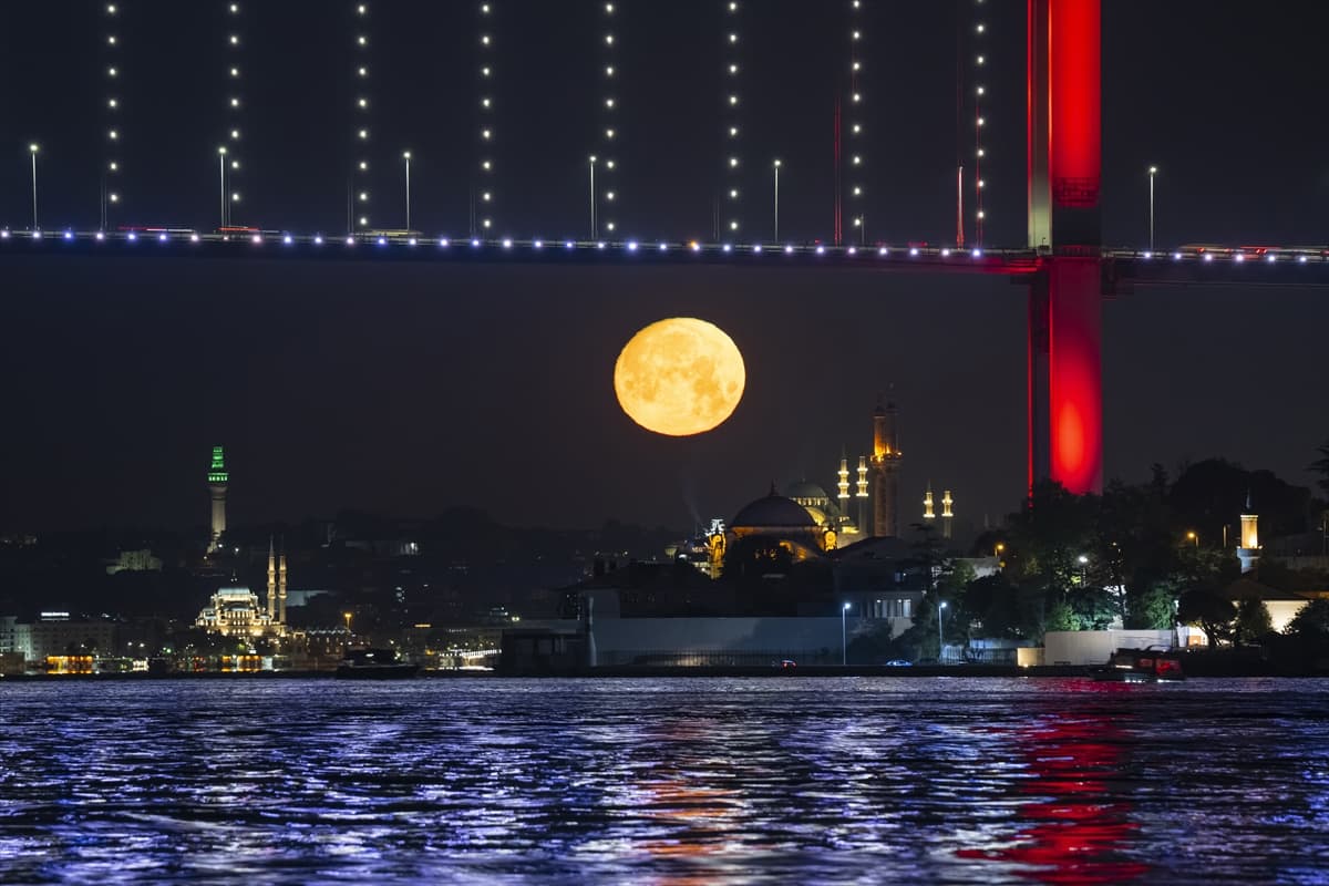 İstanbul semalarında görsel şölen: Dolunay tarihi camilerle aynı karede!