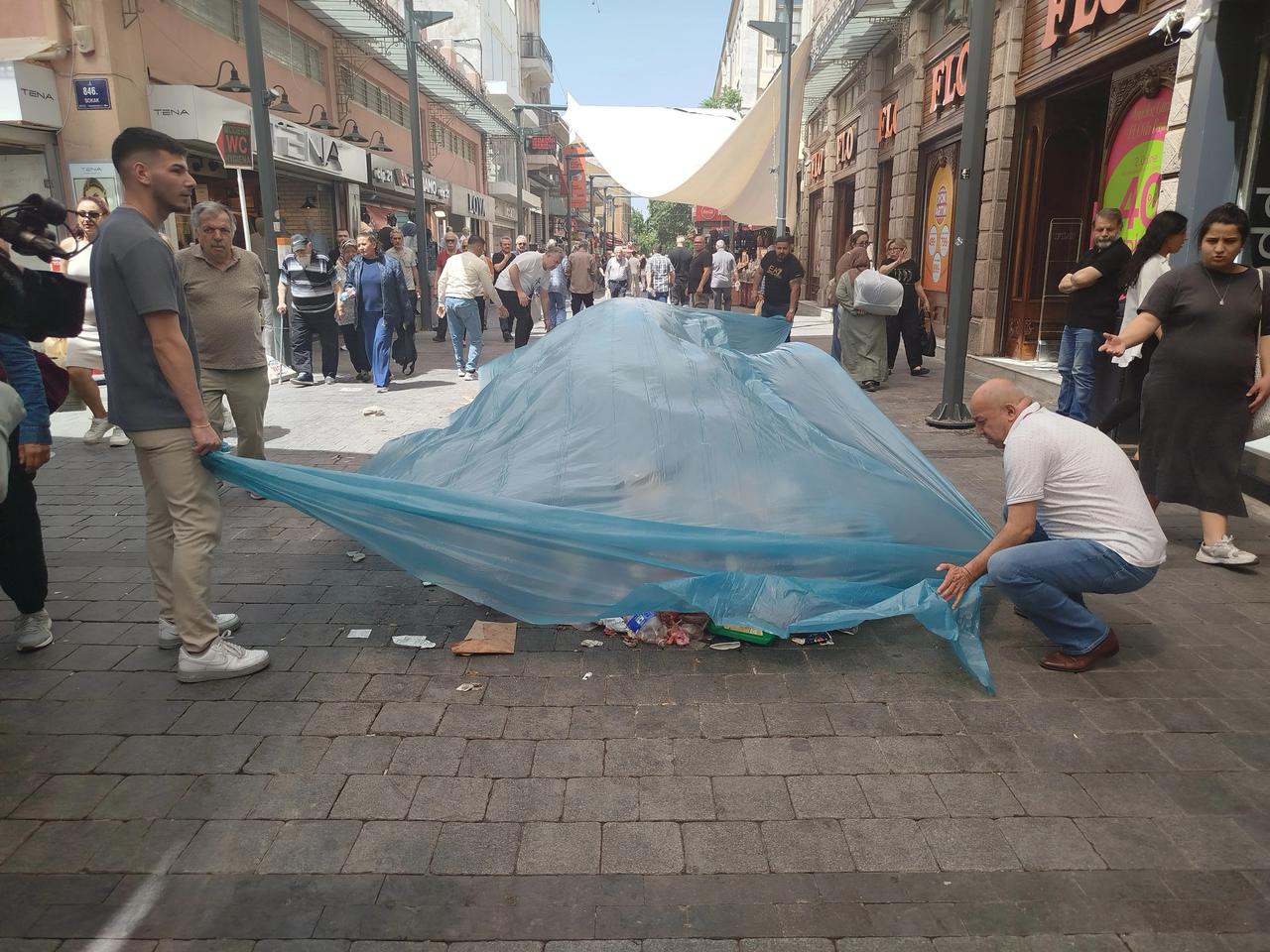 Esnaf turistlerden utandı çöplerin üzerini kapattı
