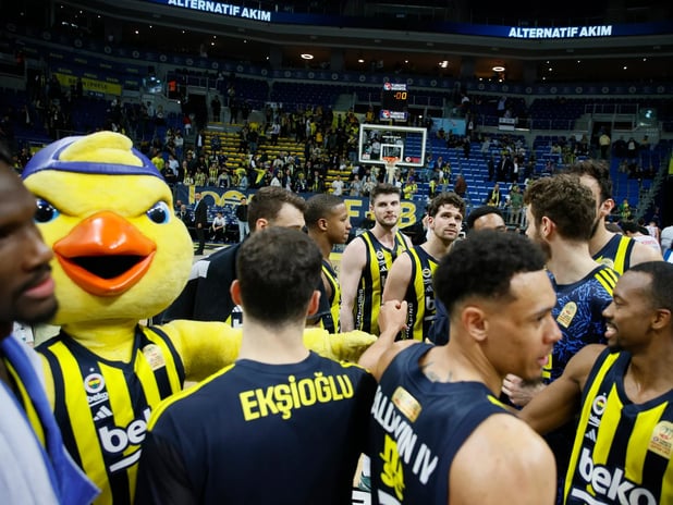 Fenerbahçe, normal sezonun bitimine 2 hafta kala liderliği garantiledi