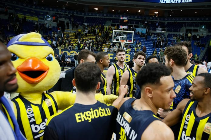 Fenerbahçe, normal sezonun bitimine 2 hafta kala liderliği garantiledi