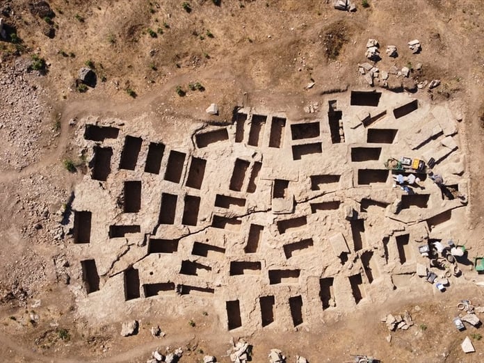 Kolossai Antik Kenti'nde 2 Bin 200 yıllık 60 kaya mezarı bulundu
