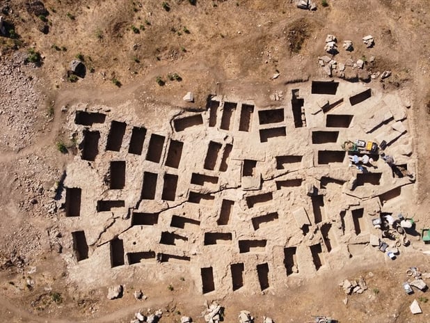Kolossai Antik Kenti'nde 2 Bin 200 yıllık 60 kaya mezarı bulundu