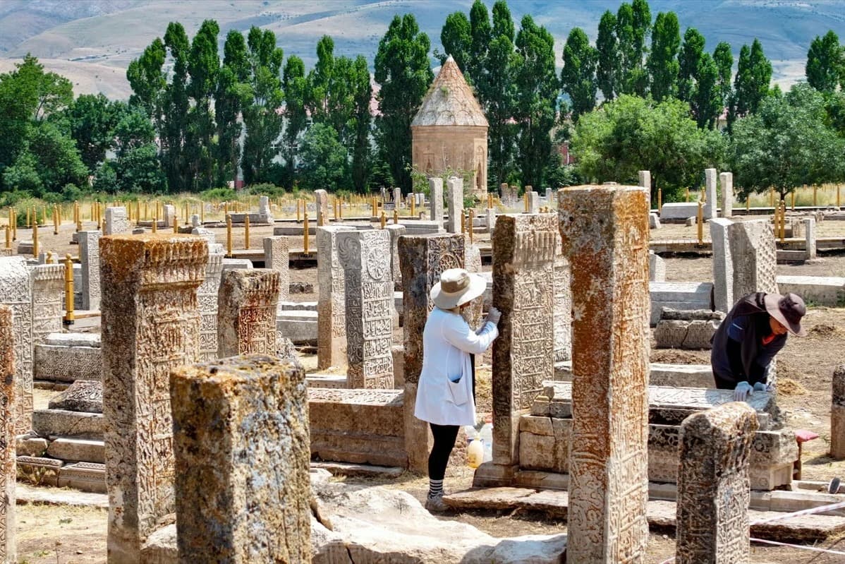 Cerrahi titizlikle temizliyorlar: Tarihi Selçuklu Mezarlığı'nda çalışmalar sürüyor