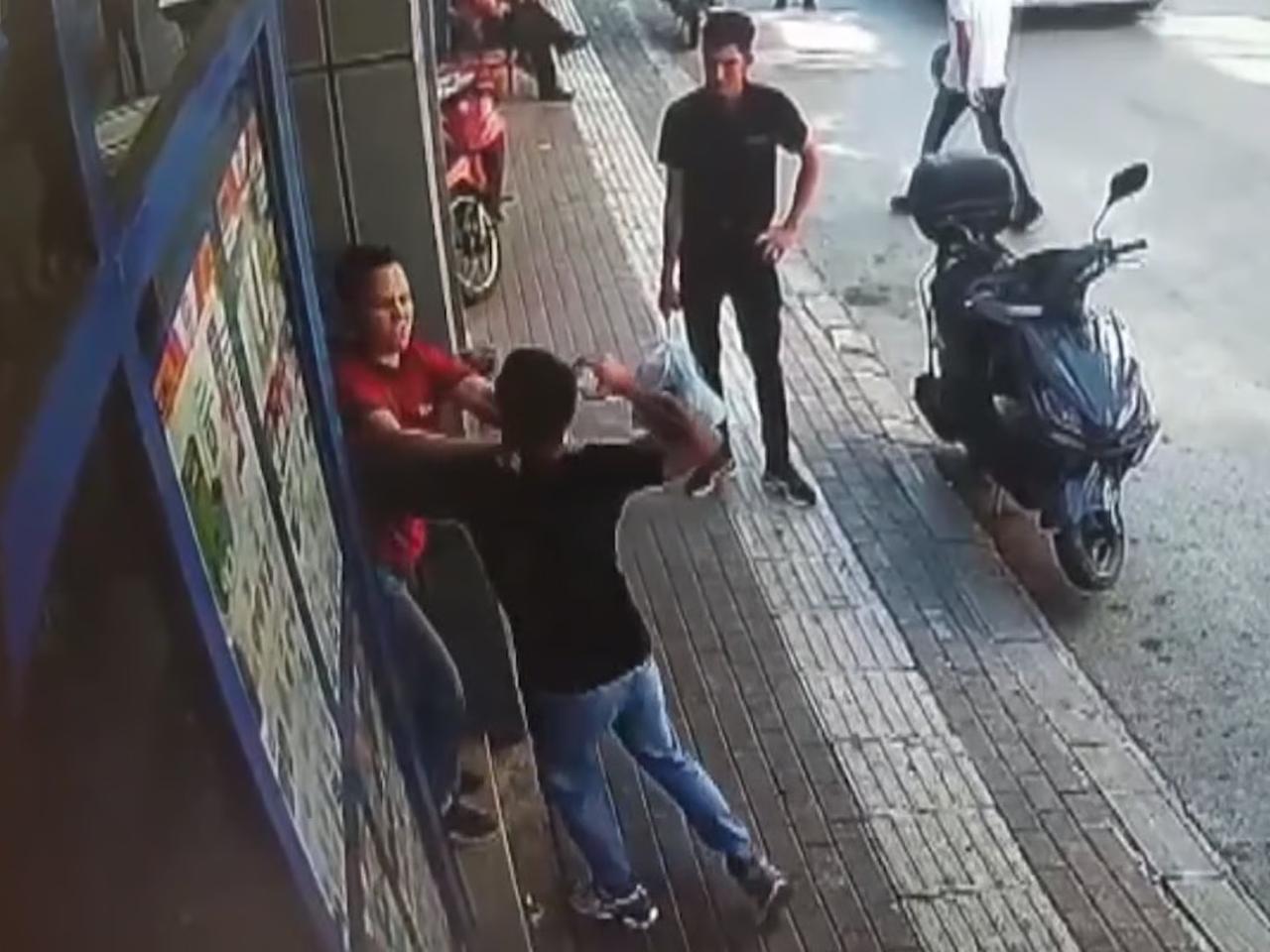 Tartıştığı kadın kasiyere yumruk attı