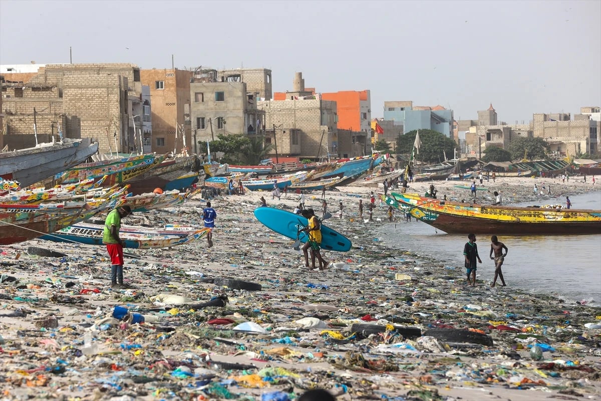 Batı Afrika'nın simge körfezlerinden biri plastik kirliliğiyle mücadele ediyor