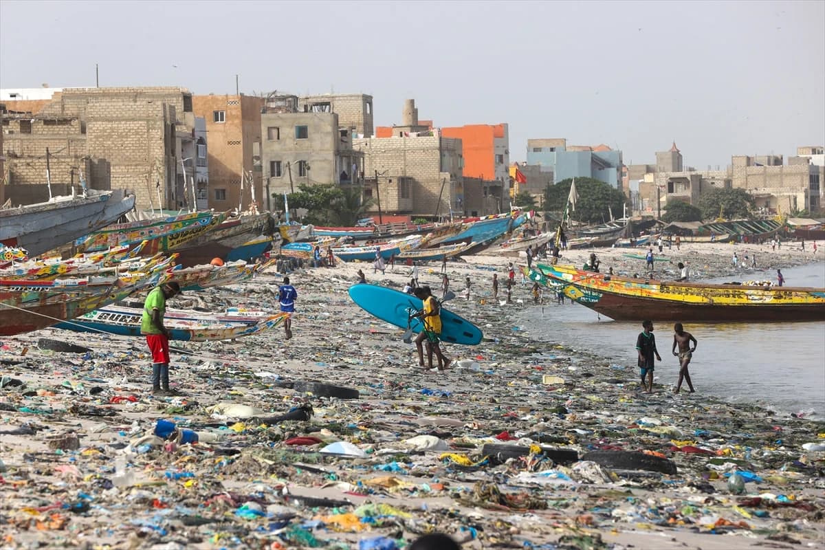 Batı Afrika'nın simge körfezlerinden biri plastik kirliliğiyle mücadele ediyor