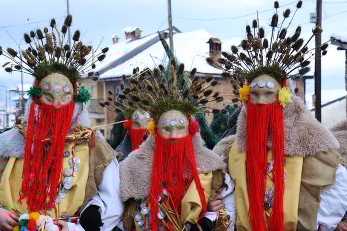 Vevçani sokaklarında dev bir tiyatro sahnesi