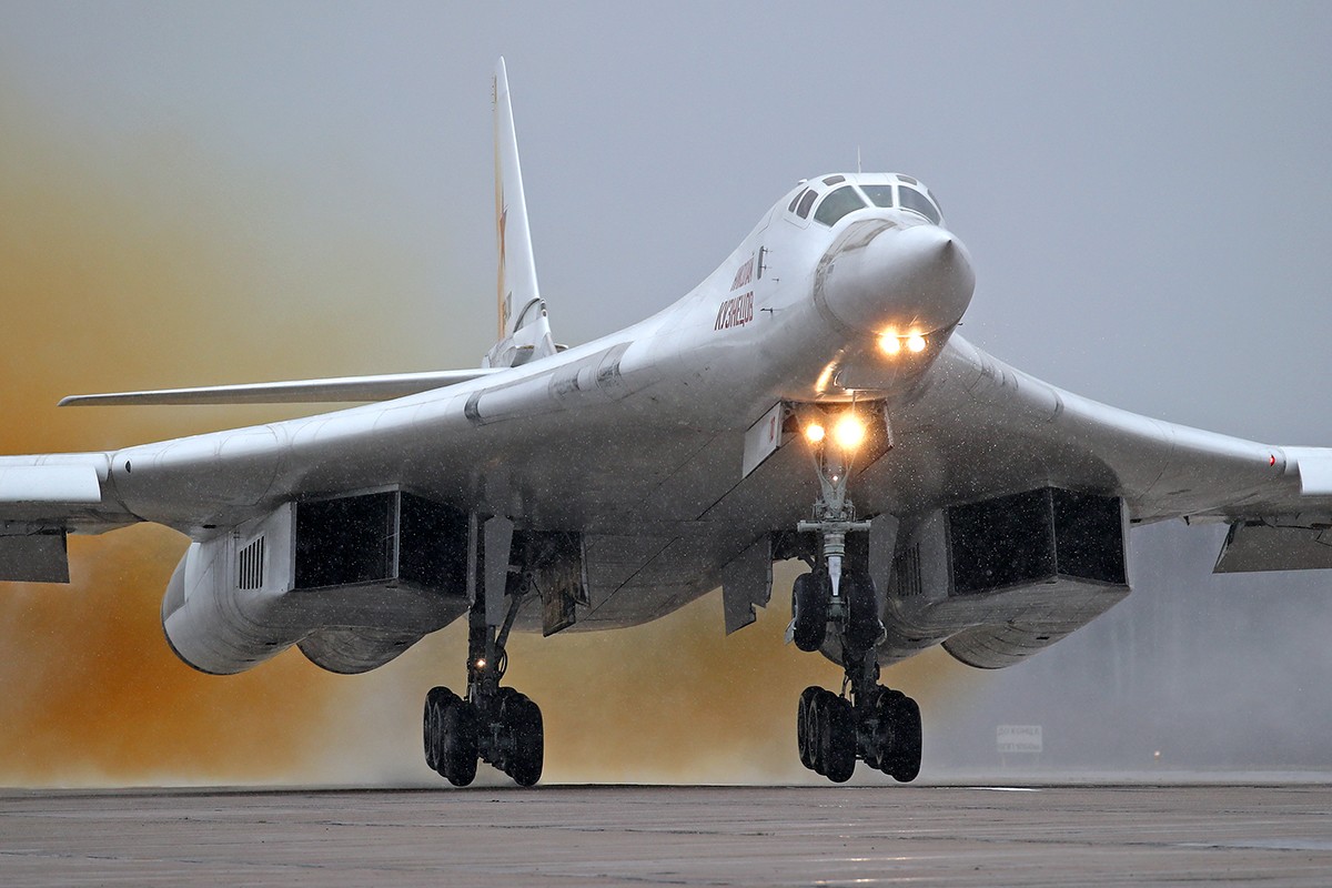 Tu-160M bombers during training flights for the Victory Day parade, April 22, 2019 - Russian Ministry of Defence (CC BY 4.0)