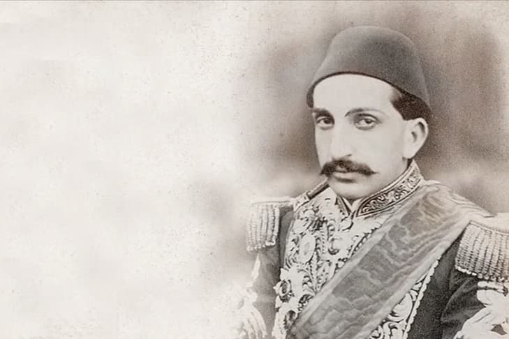 Yalnızlığın tahtında bir sultan
