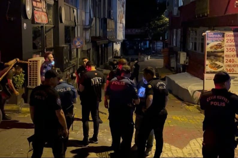 Polise bıçak çekti bacağından vurularak etkisiz hale getirildi