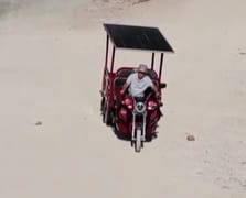 Elektrikli motosikletine eklediği güneş paneliyle tasarruf yaptı