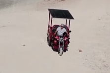 Elektrikli motosikletine eklediği güneş paneliyle tasarruf yaptı