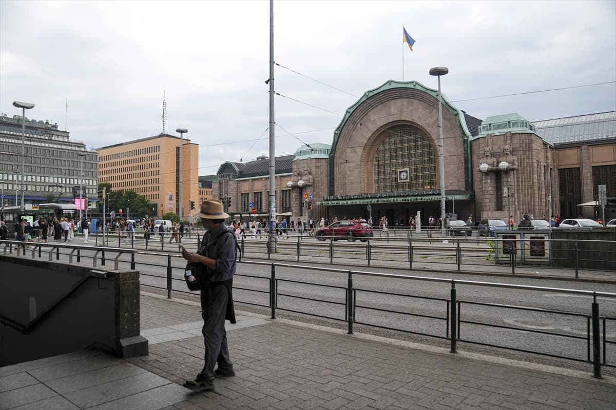 Helsinki Katedrali ihtişamlı görünümüyle turistlerin odağında