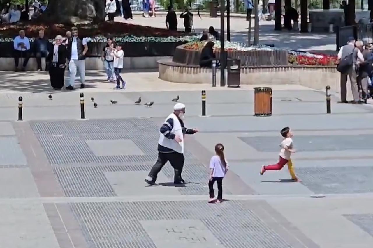 Torunlarıyla oynayan dedenin mutluluğu