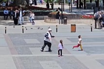 Gönülleri ısıtan kare: Dede torunlarıyla çocuk gibi eğlendi