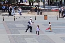 Gönülleri ısıtan kare: Dede torunlarıyla çocuk gibi eğlendi