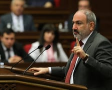 Ermenistan KGAÖ'den tamamen kopuyor mu?