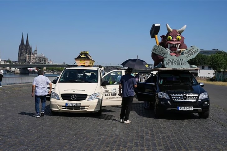 Almanya'da taksicilerden büyük protesto