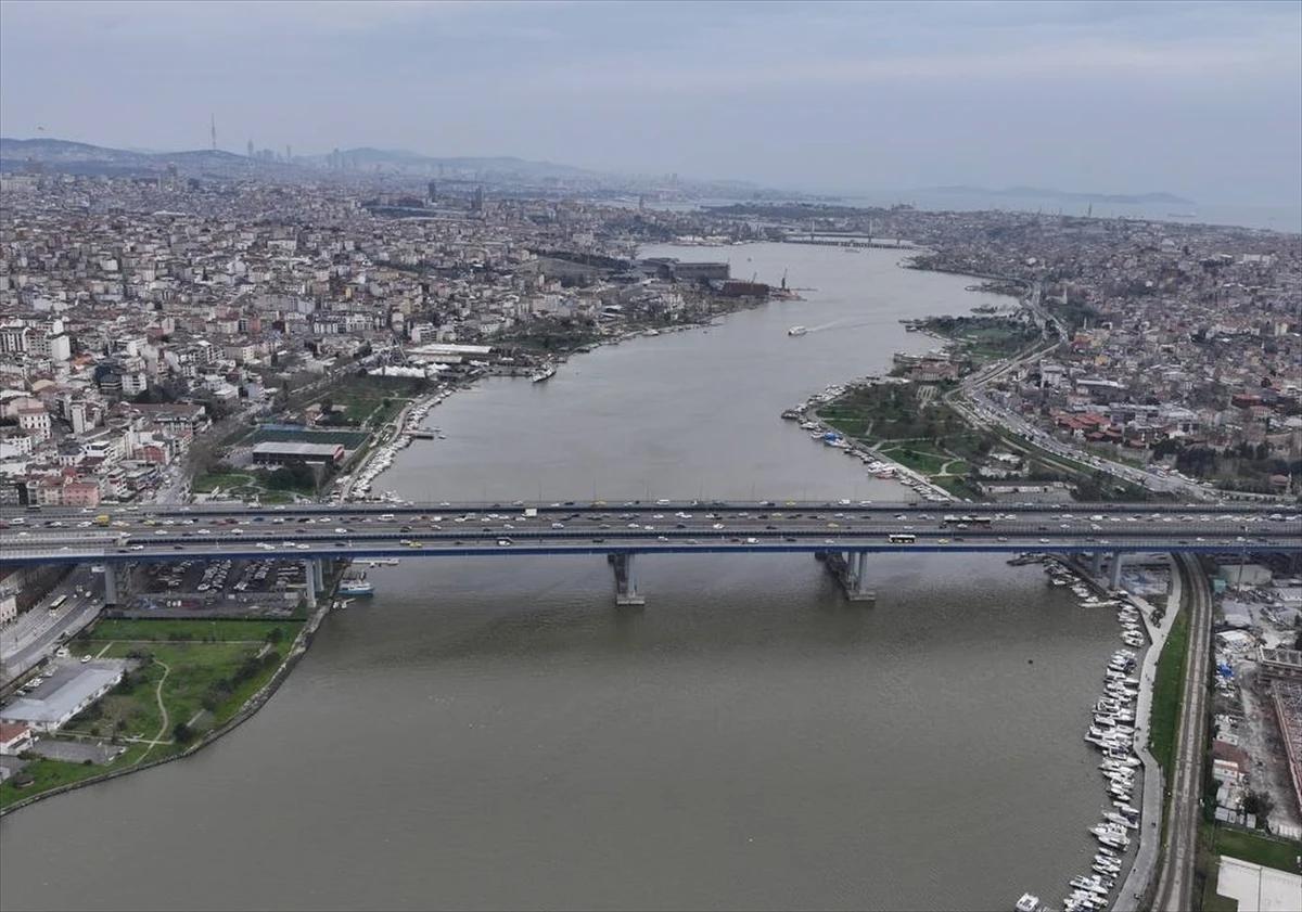 İstanbul'da sağanak yağış sonrası Haliç'in rengi kahverengiye büründü