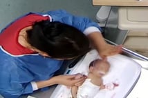 Kamera görüntüleri ortaya çıktı: Hemşire 5 günlük bebeği dövüp engelli bıraktı