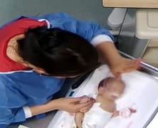 Kamera görüntüleri ortaya çıktı: Hemşire 5 günlük bebeği dövüp engelli bıraktı