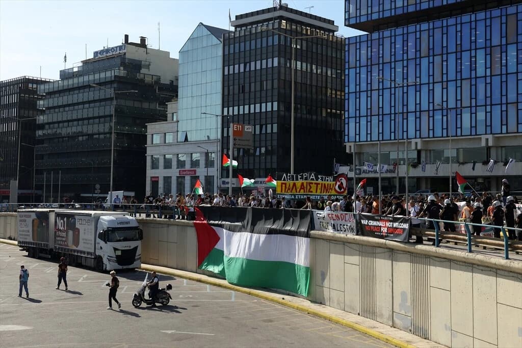 Yunanistan'da İsrailli turistleri taşıyan gemi protesto edildi
