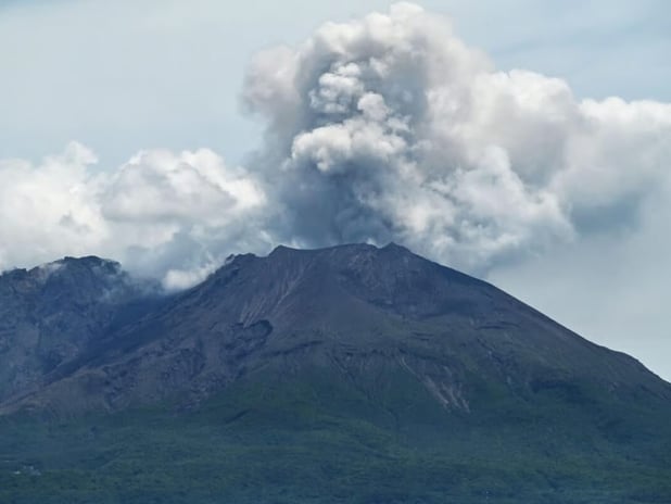 Japonya'nın en aktif yanardağı Sakurajima faaliyete geçti