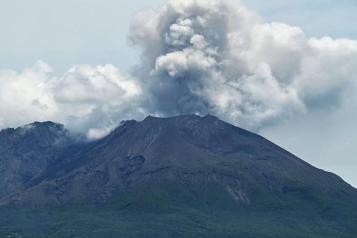 Japonya'nın en aktif yanardağı Sakurajima faaliyete geçti