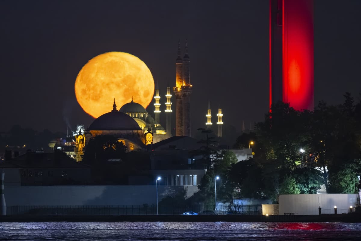 İstanbul semalarında görsel şölen: Dolunay tarihi camilerle aynı karede!