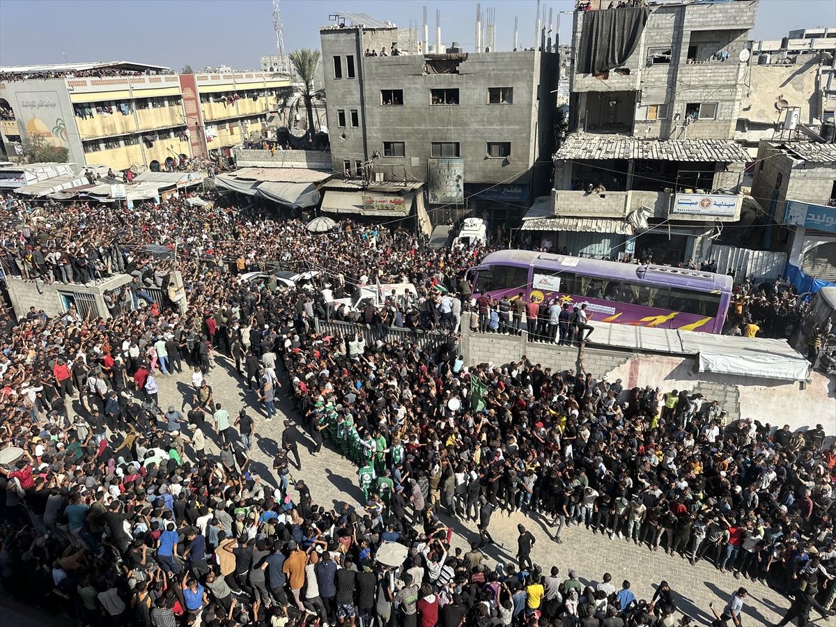 İsrail'in serbest bıraktığı Filistinli esirlerin bir kısmı Gazze'ye ulaştı