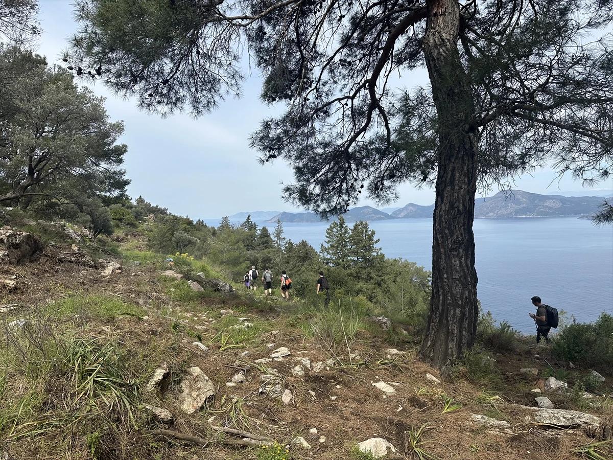 Likya yolu bahar tonlarında Akdeniz manzarası vadediyor