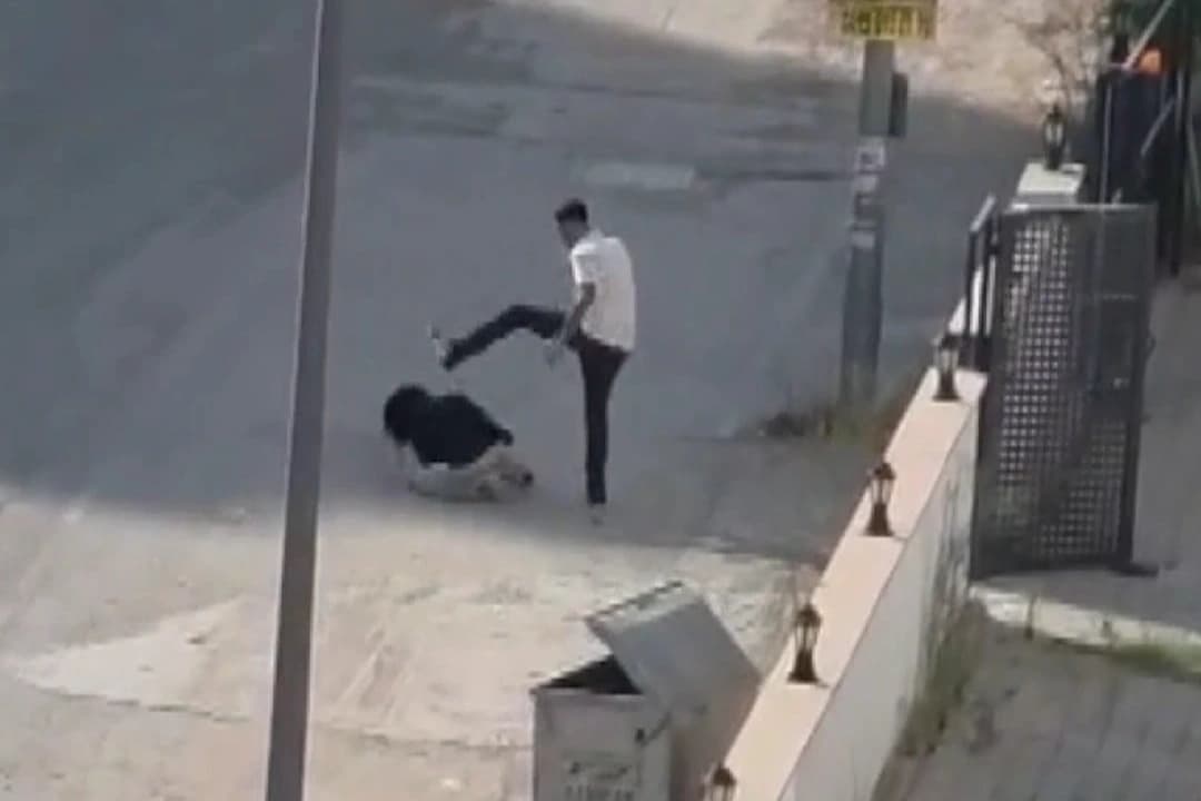 Kadını sokak ortasında darp etti adli kontrolle serbest kaldı