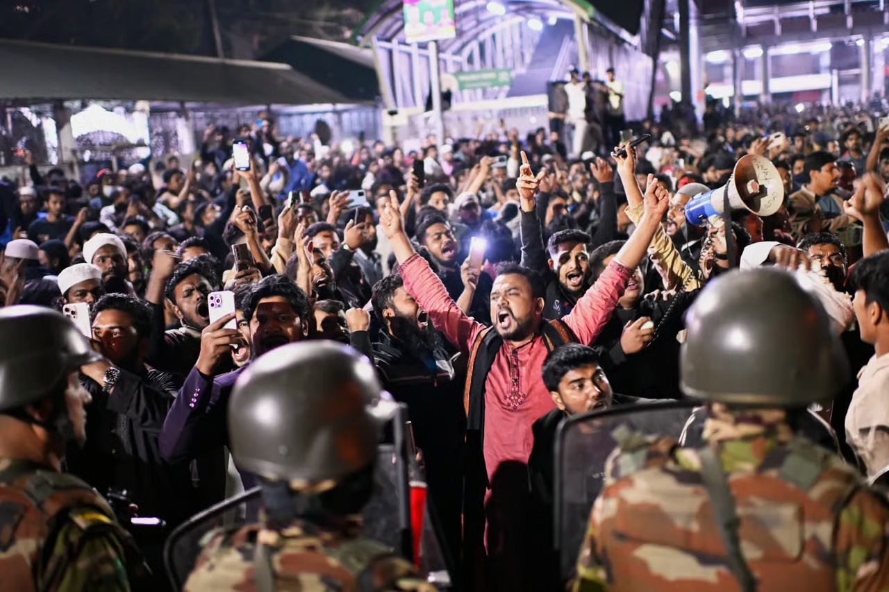 Bangladeş sokakları kaosa teslim!