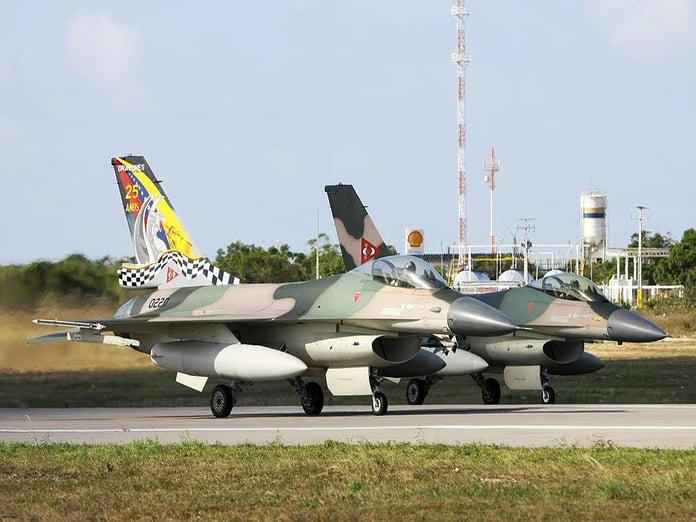 Venezuelalı F-16’lar ABD Donanması gemisinin yakınından uçtu