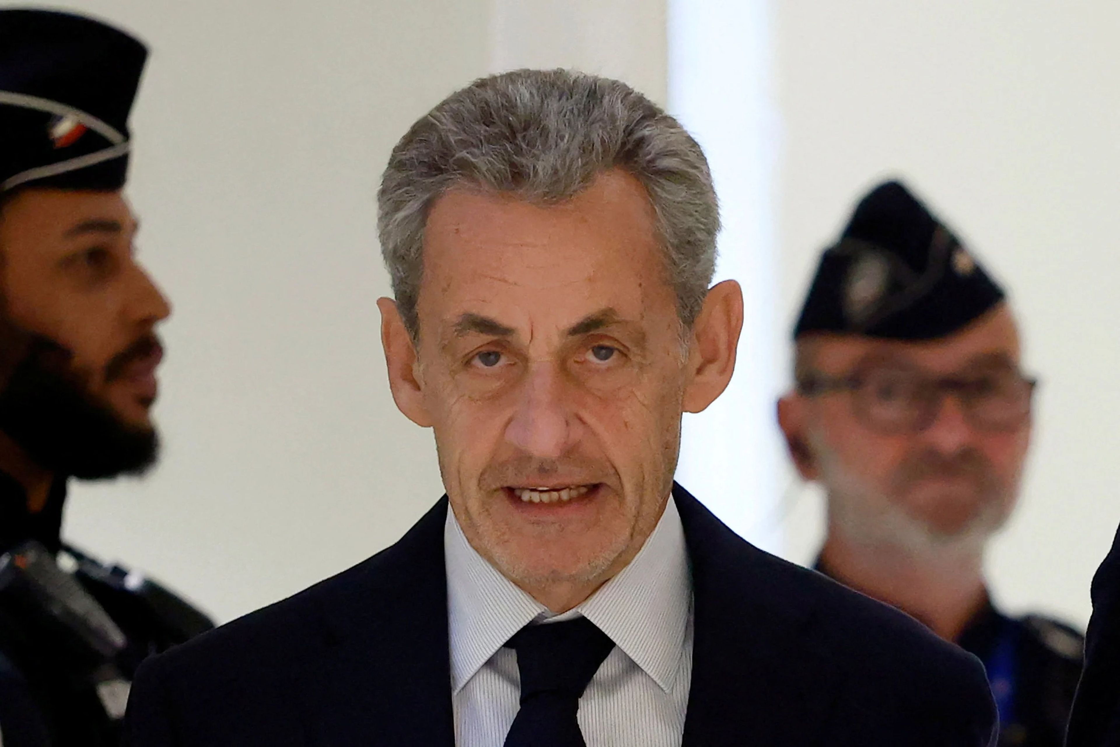 Sarkozy cezaevi şartlarından şikayetçi: "Çok zor koşullarda yaşıyorum"